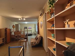 a room with a living room and a kitchen at casa vacanze iris, appartamento turistico in Ravenna