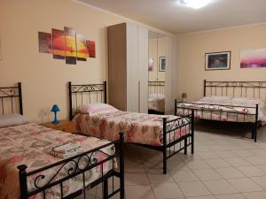 a room with two beds and a room with two at casa vacanze iris, appartamento turistico in Ravenna