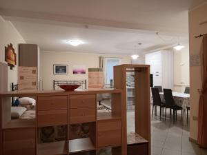 a kitchen and dining room with a table and chairs at casa vacanze iris, appartamento turistico in Ravenna