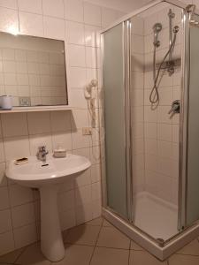 a bathroom with a sink and a shower at casa vacanze iris, appartamento turistico in Ravenna +25 photos