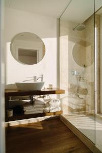 ein Badezimmer mit Waschbecken und Spiegel in der Unterkunft NUMA HOTEL in Numana + 56 Fotos