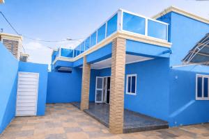 a blue house with a balcony at Villa Sahel in Niamey