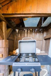 a barbecue grill sitting inside of a wooden structure at Le Cocon Alsacien Parking privé Espace repas BBQ in Ebersheim