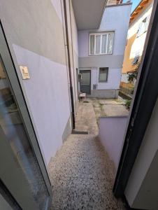 an alleyway between two buildings with a door at Dietro l'Angolo in Millesimo +1 photo