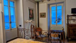 a room with a bed with windows and a bedskirtspectspectspectspectspects at The Rooster House A Study in Green in Someraro