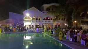 une cérémonie de mariage devant un bâtiment le soir dans l'établissement New Park Resort, à Mahajanga 80 autres photos