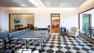 Stolní tenis v ubytování The Claridges Nabha Residence nebo okolí