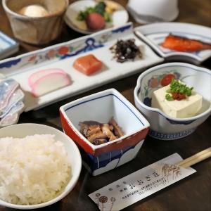 Ein Tisch voller Schüsseln mit Essen und Reis in der Unterkunft 阿蘇扇温泉 おおぎ荘 in Minamioguni