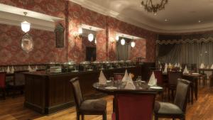 Restaurace v ubytování The Claridges Nabha Residence