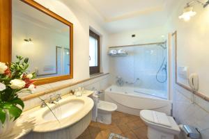 Koupelna v ubytování Relais Il Canalicchio Country Resort & SPA