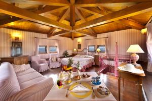 - un grand salon avec un lit et un canapé dans l'établissement Relais Il Canalicchio Country Resort & SPA, à Canalicchio