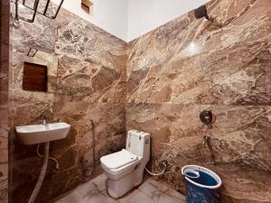 a bathroom with a toilet and a sink at Hotel shri Sudama in Ambikāpur
