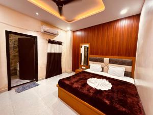 a bedroom with a large bed with a wooden wall at Hotel shri Sudama in Ambikāpur