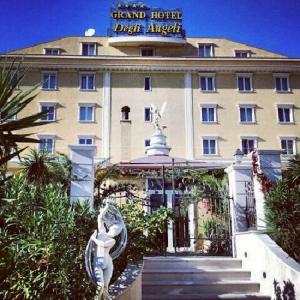 サン・ジョヴァンニ・ロトンドにあるGrand Hotel degli Angeliの目の前に像のある建物