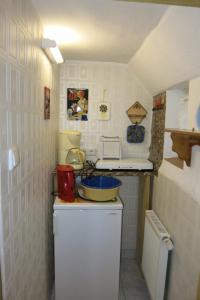 a small kitchen with a counter with a bowl on it at Wanderunterkunft in Frauenwald in Frauenwald