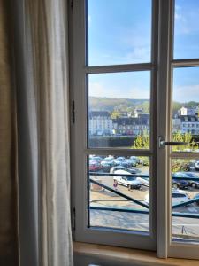 ein Fenster mit Blick auf einen Parkplatz in der Unterkunft leon in Landerneau