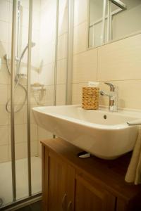 ein weißes Waschbecken im Bad mit Dusche in der Unterkunft Appartement Fink in Jerzens