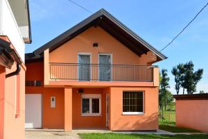 ein Haus mit einer Orange in der Unterkunft Apartments Choice in Velika Gorica