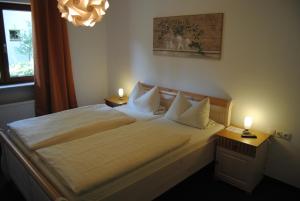 ein Schlafzimmer mit einem Bett mit zwei Leuchten in der Unterkunft Ferienwohnung am Donnersberg in Dannenfels