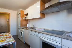 Η κουζίνα ή μικρή κουζίνα στο Apartamento el Parque AIRE CONDICIONADO PISCINA terraza con vistas montaña entorno tranquilo ideal mascotas