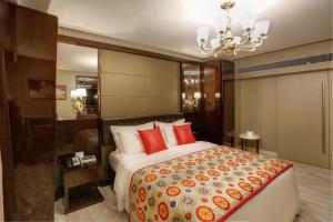 Postel nebo postele na pokoji v ubytování Samanvay Boutique Hotel