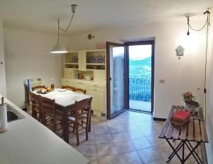cocina y comedor con mesa y sillas en Dolce Casa, en Vezzano Ligure