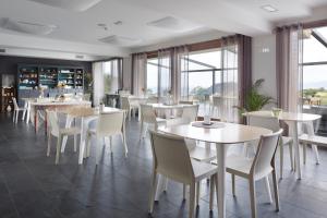 Reštaurácia alebo iné gastronomické zariadenie v ubytovaní Hotel San Prudentzio