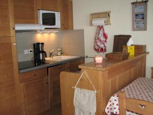 Kuchyň nebo kuchyňský kout v ubytování Appt Le Hameau Des Rennes 4 étoiles Pieds des pistes Piscine Intérieure Extérieure