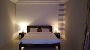 Ein Bett oder Betten in einem Zimmer der Unterkunft Riviera Taouyah Hotel