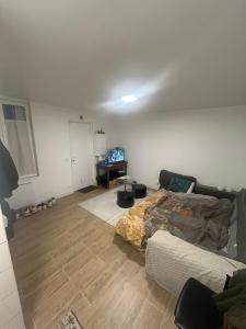a living room with a bed and a couch at Schill Weiße Ruhe in Schweich