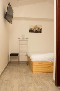 um quarto com uma cama e uma televisão na parede em Ungweiser em Uzhhorod