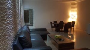 Ein Sitzbereich in der Unterkunft Riviera Taouyah Hotel