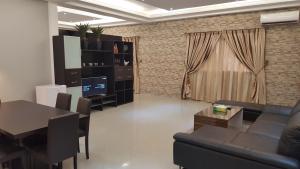 ein Wohnzimmer mit einer Couch und einem Tisch in der Unterkunft Riviera Taouyah Hotel in Conakry