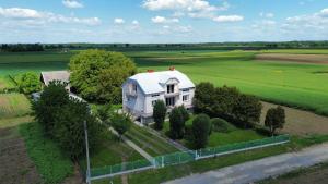 Luftaufnahme eines weißen Hauses mit Bäumen in der Unterkunft AgroKrówka - Agroturystyka w Niecieczy in Nieciecza