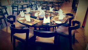 Ein Restaurant oder anderes Speiselokal in der Unterkunft Riviera Taouyah Hotel 