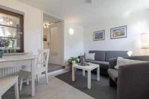 a living room with a couch and a table at Dünensand in Süderende