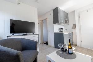 a living room with a couch and two wine glasses on a table at Meeresbrandung in Süderende