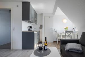 a living room with a couch and a table with wine glasses at Meeresbrandung in Süderende