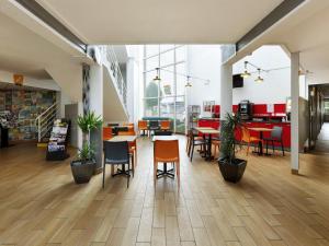 a restaurant with chairs and tables in a cafeteria at Hôtel F1 Reims Tinqueux in Reims