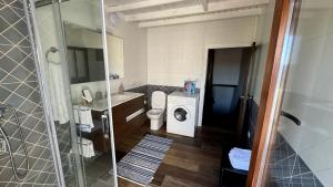 a bathroom with a washing machine and a washer at Casa Pueblo Anibal in Fermoselle +35 photos