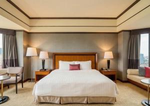 a hotel room with a bed and a couch at Con Vanh Hotel in Bằng Viên