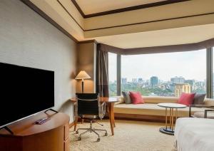 a hotel room with a bed and a large window at Con Vanh Hotel in Bằng Viên