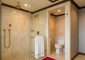 a bathroom with a toilet and a glass shower at Con Vanh Hotel in Bằng Viên