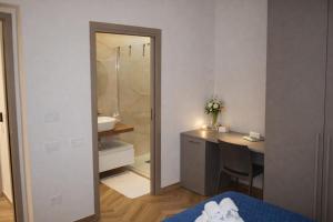 a bathroom with a desk and a sink and a shower at B&B Capo Rizzuto Armenes in Capo Rizzuto