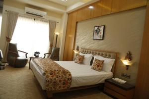 a hotel room with a bed and a window at Hotel Jannat Celebration in Wani