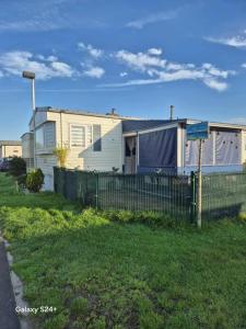ein Haus mit einem Zaun davor in der Unterkunft Lolasurmer in Bredene
