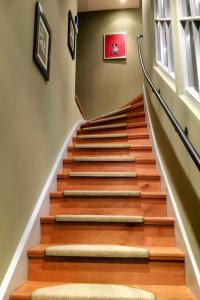 een trappenhuis met houten trappen en een raam bij Hotel Zur Alten Brücke in Heidelberg