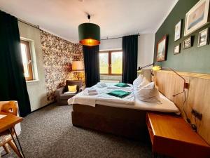 a hotel room with a bed and a couch at Hotel Kraus - Zentral in Bielefeld-Heepen, Gratis Parken, 24h Self Check-in in Bielefeld