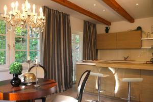 eine Küche mit einem Tisch und einem Esszimmer in der Unterkunft Villa Sonnenburg Gästehaus in Rathmannsdorf