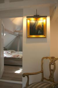 RathmannsdorfにあるVilla Sonnenburg Gästehausのベッドルーム1室(ベッド1台、椅子1脚付)
